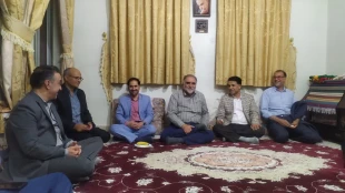 بمناسبت هفته دفاع مقدس نشست صمیمی  ریاست دانشگاه ملی مهارت واحد استانی خراسان جنوبی همراه معاونین و مدیران ستاد استان و روحانی دانشگاه  حضور در منزل آقای محمدرضا مالکی جانباز و رزمنده جنگ تحمیلی دوره دفاع مقدس  4