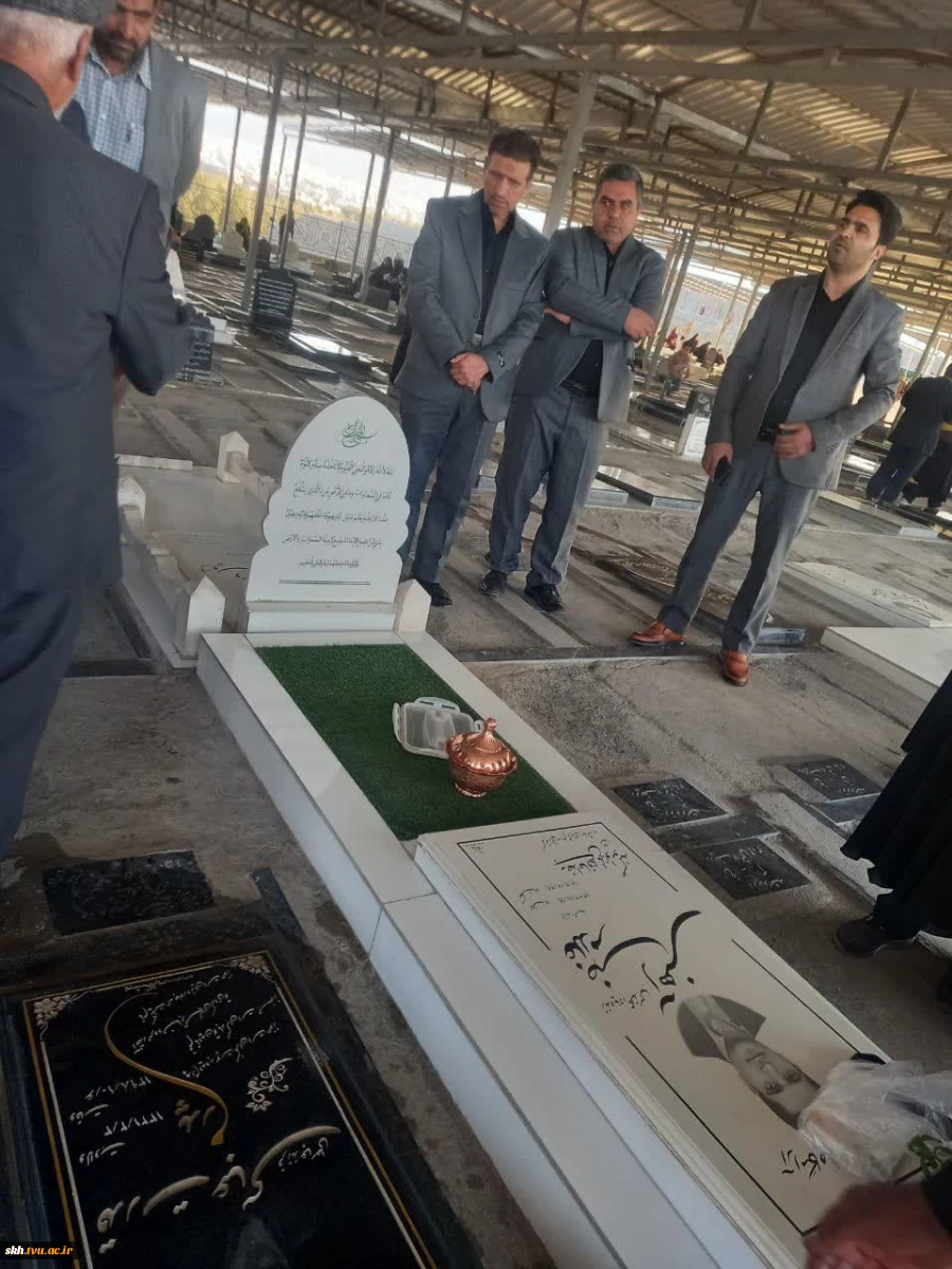 بمناسبت هفته بسیج زیارت گلزار شهداء و ذکتر فاتحه قبور همکاران فقید دانشگاه برگزار شد.  5