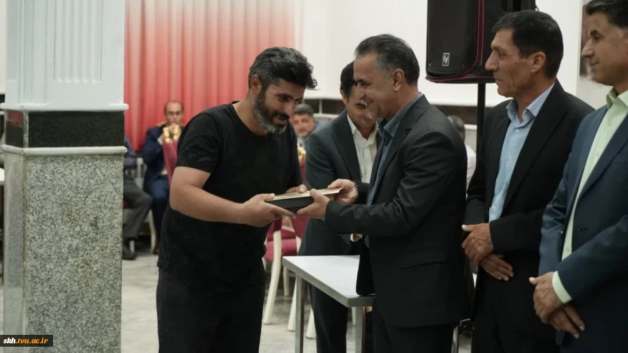 تیتر:  
آیین گرامیداشت دهه سرآمدی آموزش و تجلیل از سرآمدان آموزشی دانشگاه ملی مهارت خراسان جنوبی برگزار شد 9