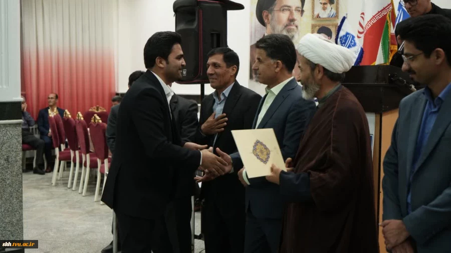 تیتر:  
آیین گرامیداشت دهه سرآمدی آموزش و تجلیل از سرآمدان آموزشی دانشگاه ملی مهارت خراسان جنوبی برگزار شد 15