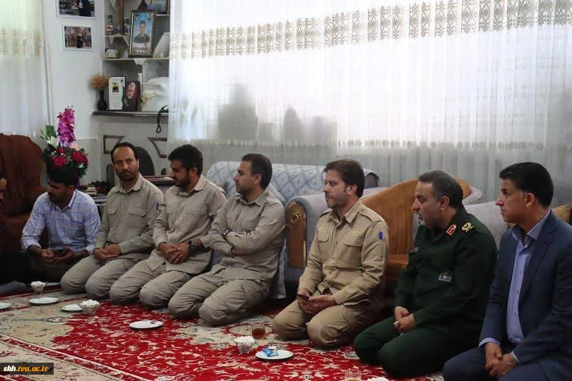 دیدار رئیس دانشگاه ملی مهارت استان خراسان جنوبی با خانواده شهید سرافراز مهدی زیبا  2
